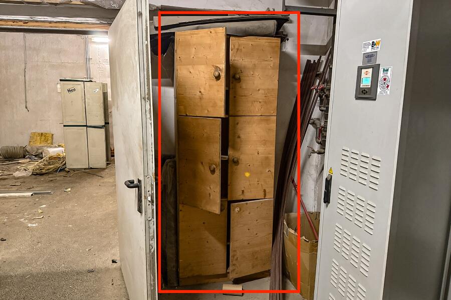 Holzschrank